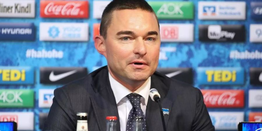 Lars Windhorst (M.) steckte viel Geld in Hertha BSC. Foto: Andreas Gora/dpa