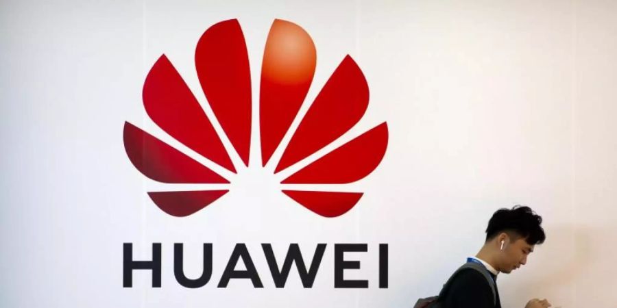 Die US-Regierung hat die Ausnahmeerlaubnis für Geschäfte amerikanischer Unternehmen mit dem chinesischen Huawei-Konzern für einen kürzeren Zeitraum als bisher verlängert. Foto: Mark Schiefelbein/AP/dpa