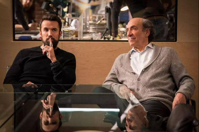 Der Autor C.W. Longbottom (F. Murray Abraham) ist für die Geschichte des Spiels zuständig und sorgt für einige Lacher. Apple «Mythic Quest»