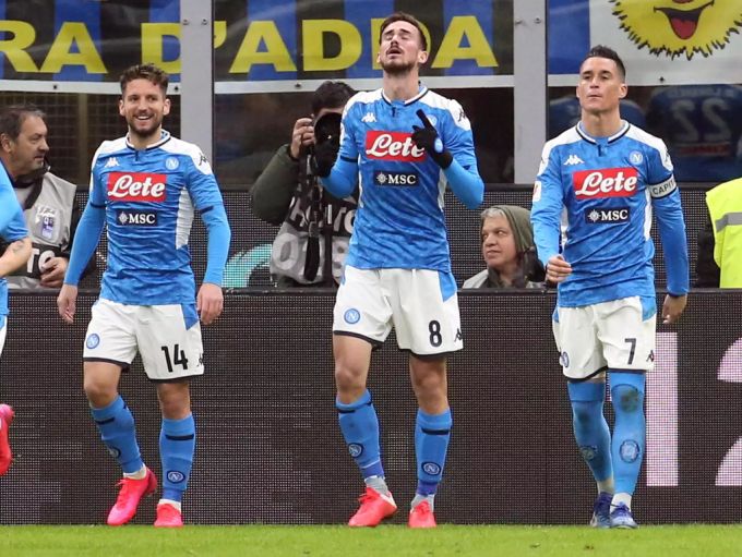 Fabian Ruiz (mitte) jubelt nach dem Siegestreffer für Napoli gegen Inter Mailand. Inter Mailand Napoli