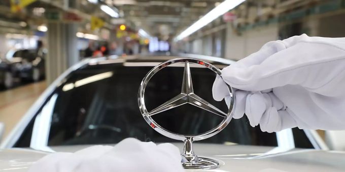 Die grössten Veränderungen bekommen Mercedes zu spüren. Ihre Mutterfirma Daimler AG hat ihren Finanzvorstand ausgewechselt. (Archiv) Daimler AG