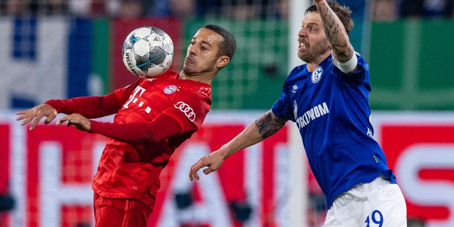 Schalkes Guido Burgstaller (r) und Thiago Alcantara (FC Bayern München) kämpfen um den Ball.