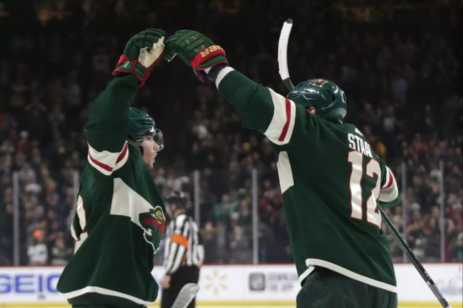 Kevin Fiala (l.) feiert seinen Treffer gegen Nashville mit Teamkollege Eric Staal (r.).