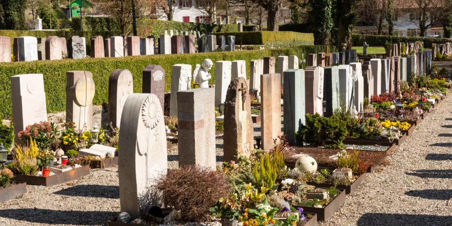 Alte Dorfkirche und Friedhof in Balsthal.