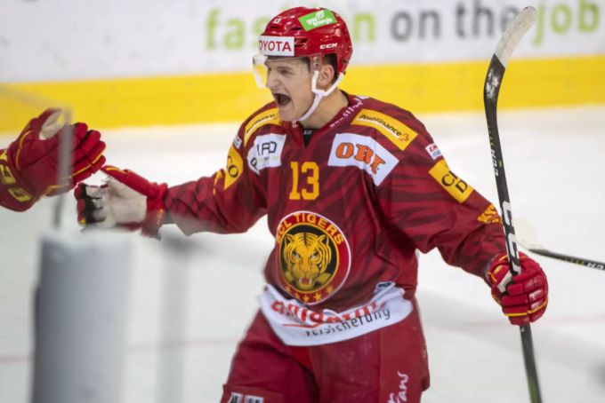 Stefan Rüegsegger jubelt für die SCL Tigers beim Meisterschaftsspiel der National League zwischen den SCL Tigers und dem HC Lugano am 6. Dezember 2019. stefan rüegsegger