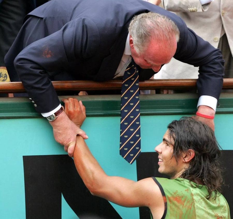 König Juan Carlos gratuliert Rafael Nadal nach dessen Triumph an den French Open 2005.