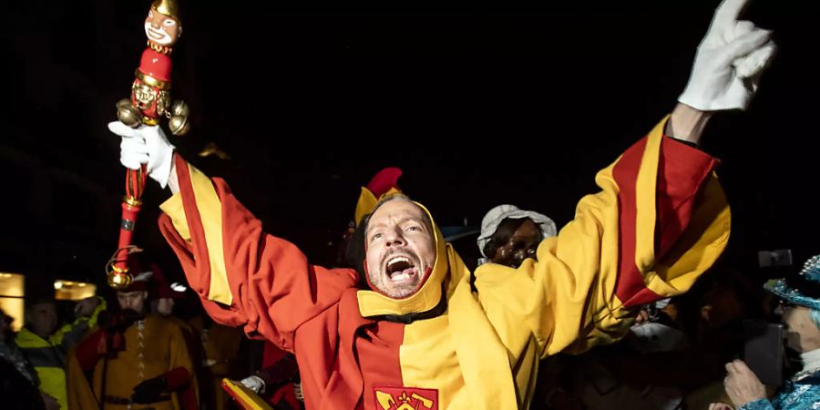 Der Narr an der Fritschi-Tagwache in Luzern läutet die närrischen Tage ein.