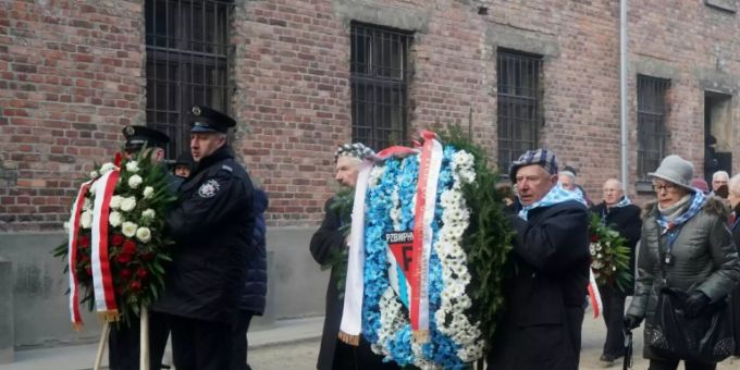 Holocaust-Überlebende bei der Gedenkfeier in Auschwitz Holocaust-Überlebende bei der Gedenkfeier in Auschwitz