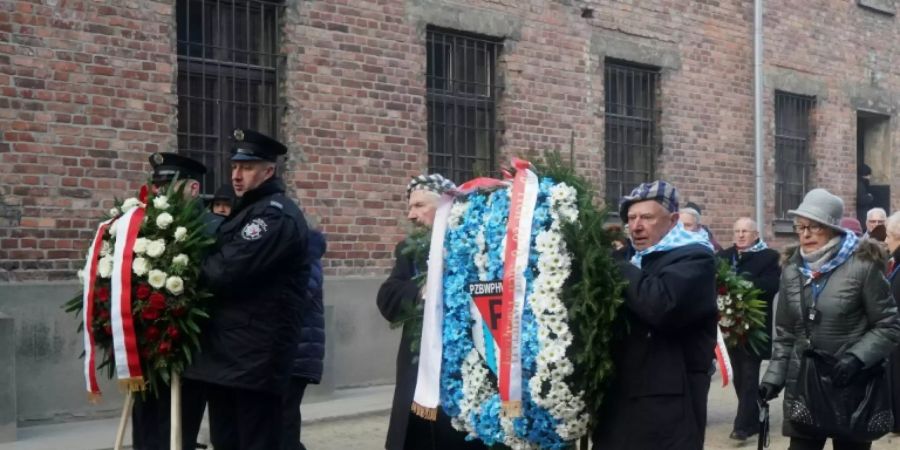 Holocaust-Überlebende bei der Gedenkfeier in Auschwitz