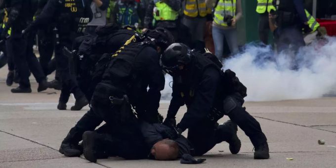 Die Polizei hatte lediglich eine stationäre Kundgebung genehmigt. Hong Kong Protests