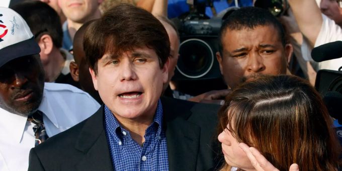 Rod Blagojevich (2.v.l), ehemaliger Gouverneur von Illinois, einen Tag vor seiner Verurteilung neben seiner Frau Patricia (Archivbild) Foto: M. Spencer Green/AP/dpa Rod Blagojevich