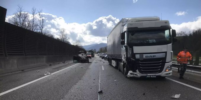 Kollision zwischen Sattelschlepper und Personenwagen.