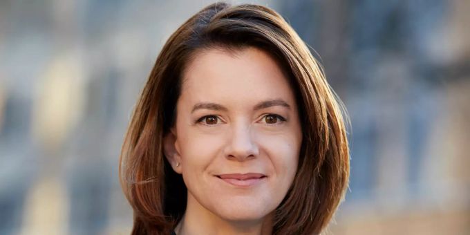 Dr. Katharina Ammann ist ab dem 1. Juli 2020 die neue Direktorin am Aargauer Kunsthaus. frau mit grossem rucksack