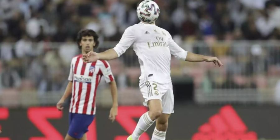 Reals Daniel Carvajal (r) stoppt den Ball. Foto: Hassan Ammar/AP/dpa