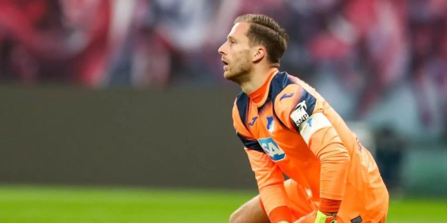 Hoffenheims Keeper Oliver Baumann hat sich am Knie verletzt. Foto: Jan Woitas/zb/dpa