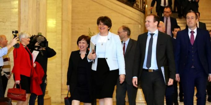 Die nordirische Regierungschefin Foster mit Parteikollegen Die nordirische Regierungschefin Foster mit Parteikollegen