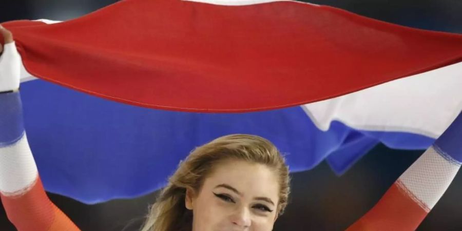 Die Niederländerin Jutta Leerdam jubelt nach ihrem Sieg über 1000 Meter. Foto: Peter Dejong/AP/dpa