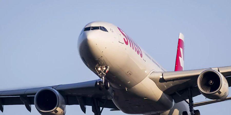 Ein Airbus A330-300 der Swiss im Landeanflug auf Piste 14 am Flughafen Zürich. (Archivbild)