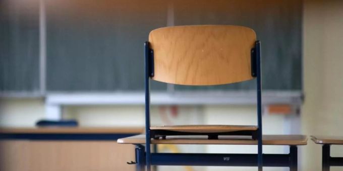 Im leeren Klassenzimmer einer Realschule steht ein Stuhl auf dem Tisch. Foto: Marijan Murat/dpa Im leeren Klassenzimmer einer Realschule steht ein Stuhl auf dem Tisch. Foto: Marijan Murat/dpa