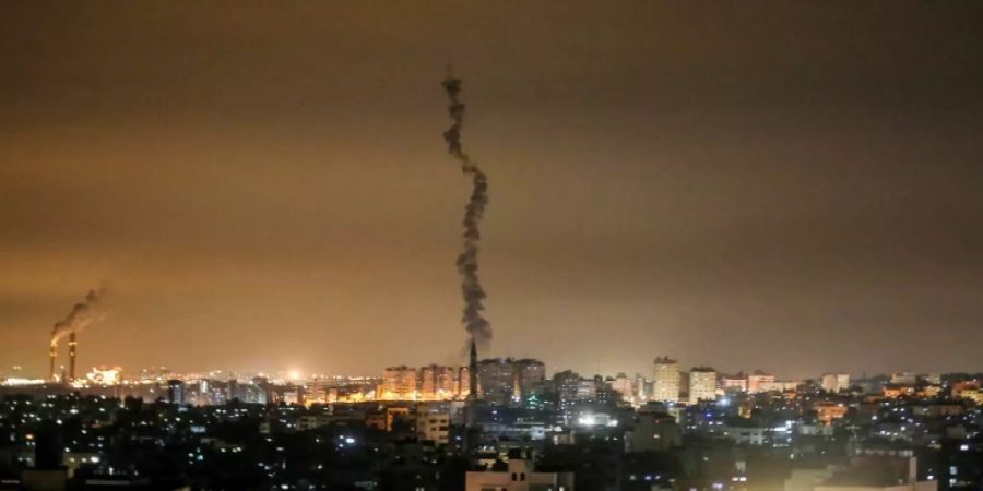 Rauch einer palästinensischen Rakete über dem Gazastreifen