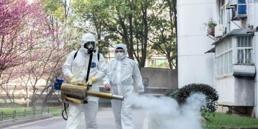 Freiwillige mit Desinfektionsmittel in Wuhan