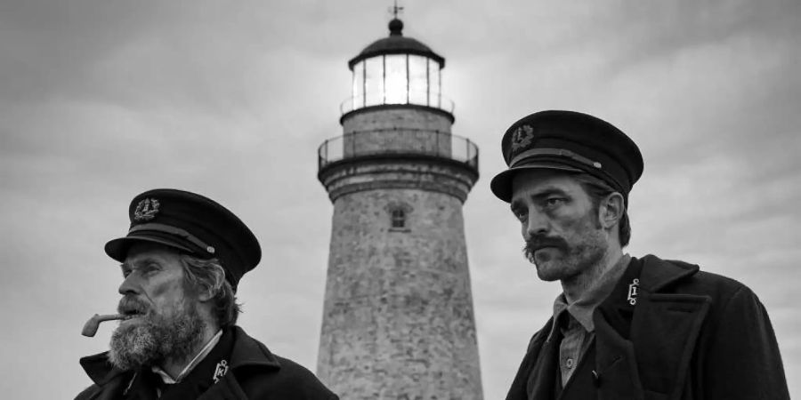 Robert Pattinson (r) als Ephraim Winslow und Willem Dafoe als Thomas Wake in einer Szene des Films "Der Leuchtturm". . Foto: Eric Chakeen/Universal Studios/dpa
