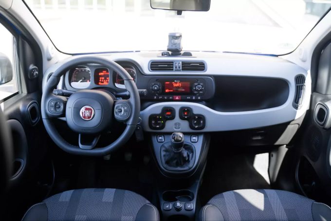 Quadratisch, praktisch, gut: seit fast 10 Jahren überzeugt der Innenraum mit hohem Nutzwert 2020 Fiat Panda Hybrid