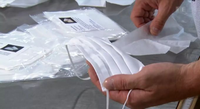 Von Hand produzierte Masken, l