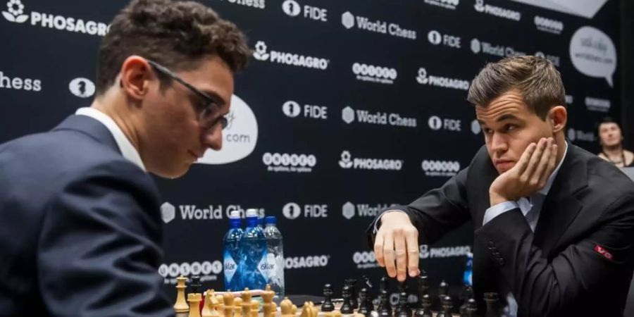 Fabiano Caruana (l) ist nach Magnus Carlsen der zweitbeste Spieler der Welt. Foto: Fredrik Varfjell/Bildbyran via ZUMA Press/dpa