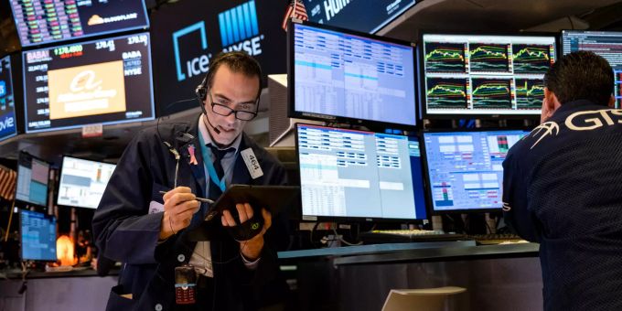 Der Händler Gregory Rowe arbeitet am Ende des Handelstages auf dem Parkett der New Yorker Börse. Das Fiasko an den US-Aktienmärkten wegen der Coronavirus-Krise hat sich in der neuen Woche fortgesetzt. Dow Jones Industrial Average