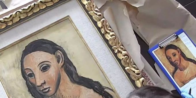 Eine Expertin betrachtet das Gemälde «Kopf einer jungen Frau» von Pablo Picasso. Foto: Guardia Civil/dpa Eine Expertin betrachtet das Gemälde «Kopf einer jungen Frau» von Pablo Picasso. Foto: Guardia Civil/dpa