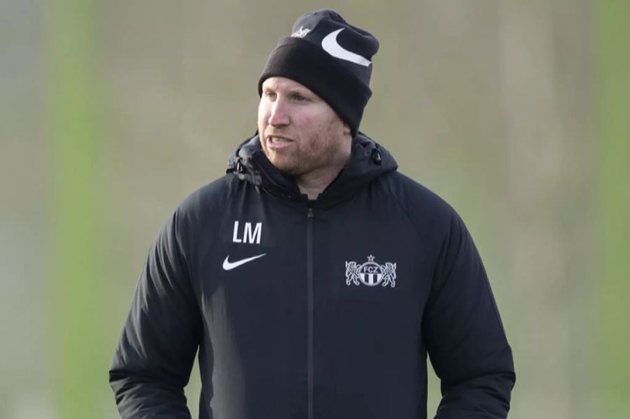 Trainer Ludovic Magnin beobachtet das Geschehen im Training.