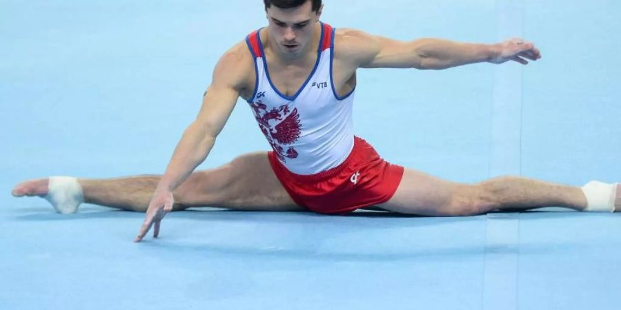 Weltmeister Artur Dalalojan macht einen Spagat und sichert sich die Goldmedaille am Boden. Foto: M. Slodkowski/SOPA Images via ZUMA Wire