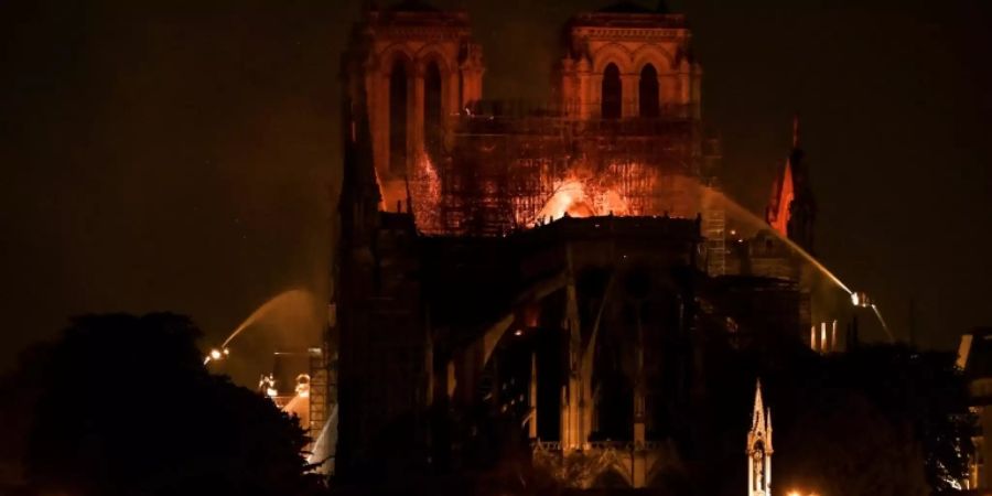 Rund 400 Feuerwehrleute kämpfen gegen den Brand von Notre-Dame