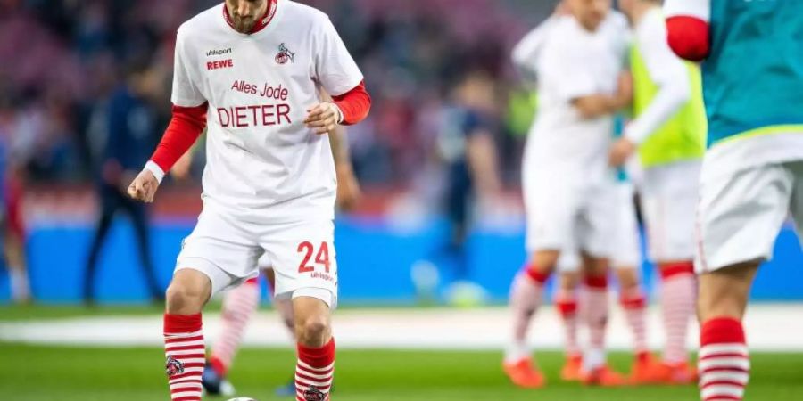 Kölns Dominick Drexler trägt während des Aufwärmens ein T-Shirt mit der Aufschrift «Alles Jode Dieter». Foto: Marius Becker