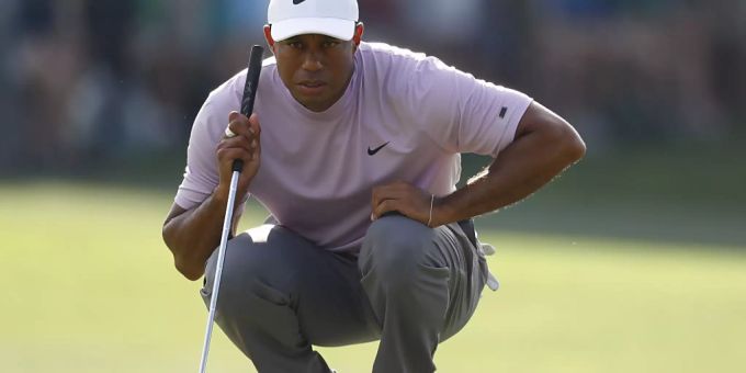 Tiger Woods - hoch konzentriert und für einmal in Rosa Tiger Woods - hoch konzentriert und für einmal in Rosa