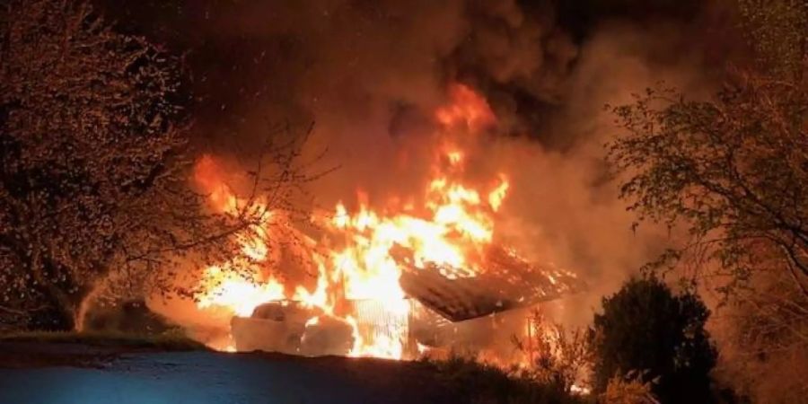 Trotz intensivem Einsatz der Feuerwehr wurde das Chalet ein Raub der Flammen.