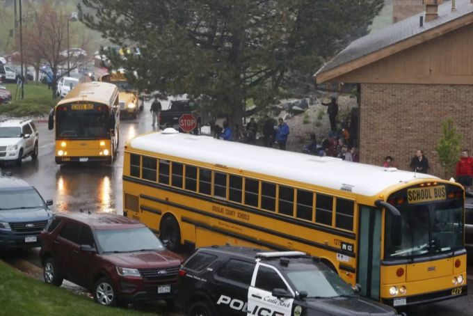 Die Schule in Highlands Ranch umfasst einen Kindergarten sowie die Klassen eins bis zwölf und wird von rund 1800 Schülern besucht. Schule Massaker Schiesserei Denver