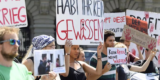 Kundgebung im Sommer 2018 in Bern gegen den Export von Waffen in Bürgerkriegsländer. (Archivbild) Waffenexport