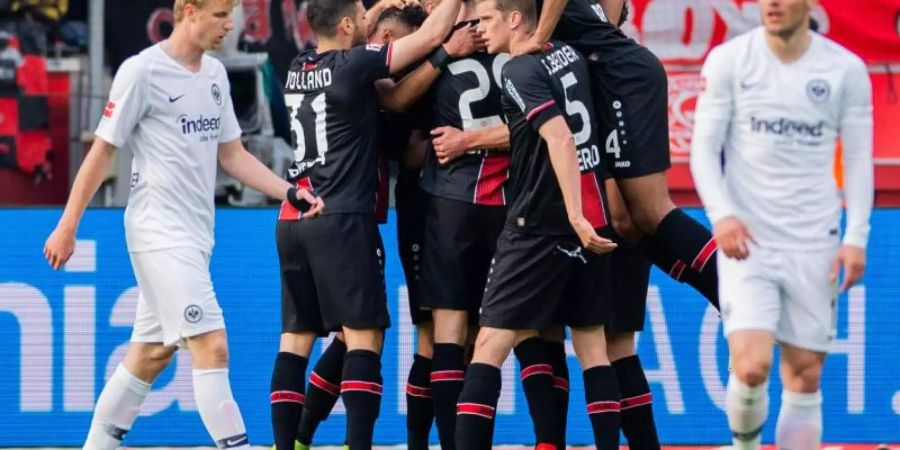 Leverkusens Spieler freuen sich - die Frankfurter sind bedient. Foto: Rolf Vennenbernd