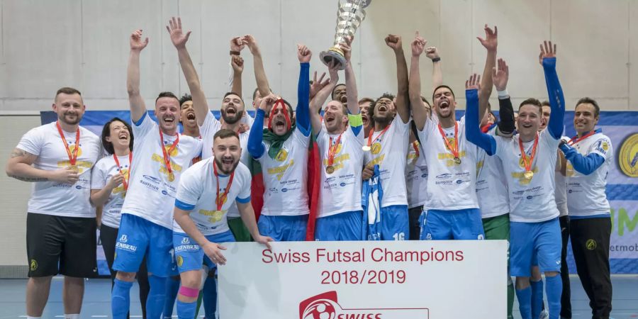 Die erste Mannschft von Futsal Minerva voller Euphorie über ihren eben gewonnen Titel