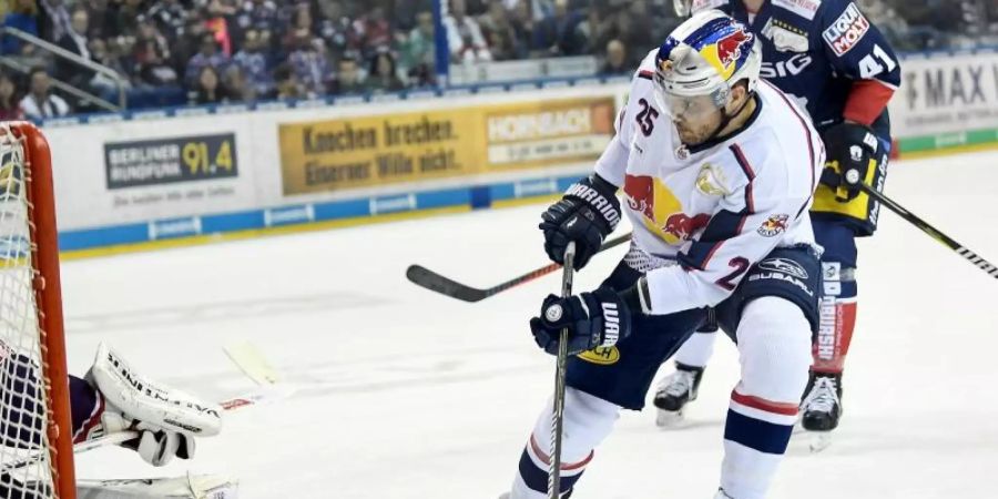 Derek Joslin trifft für den EHC München. Foto: Britta Pedersen