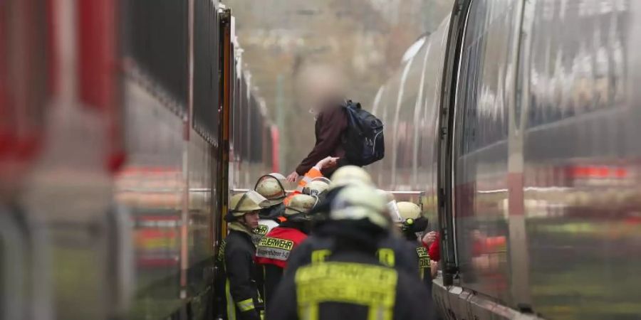 Ein Ersatzzug wartet neben dem ICE, der wegen einer abgerissenen Oberleitung evakuiert werden musste. Foto: David Young