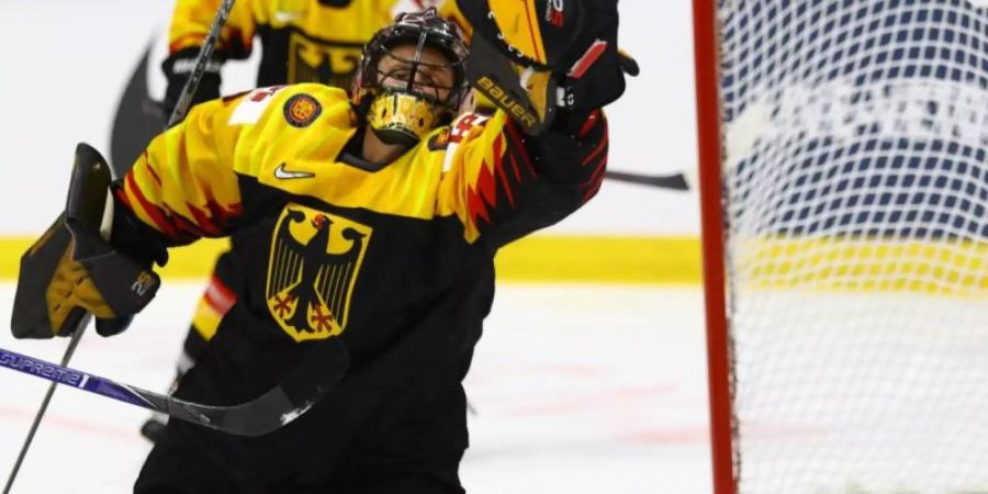 Deutschlands Torhüterin Jennifer Harss greift nach dem Puck. Foto: Marija Diepole/dpa