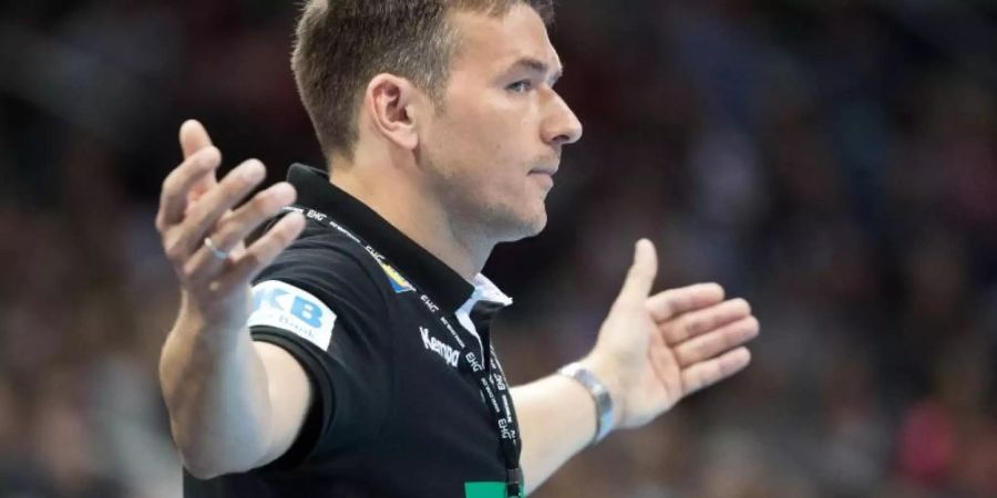 Hält Spielmacher Martin Strobel die Tür weit offen: Handball-Bundestrainer Christian Prokop. Foto: Federico Gambarini
