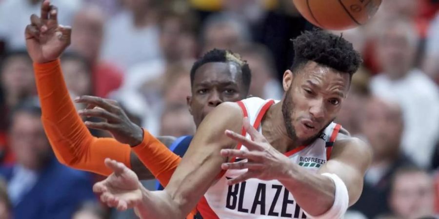Oklahomas Dennis Schröder hat gegen Portlands Evan Turner das Nachsehen. Foto. Craig Mitchelldyer/AP Foto: Craig Mitchelldyer