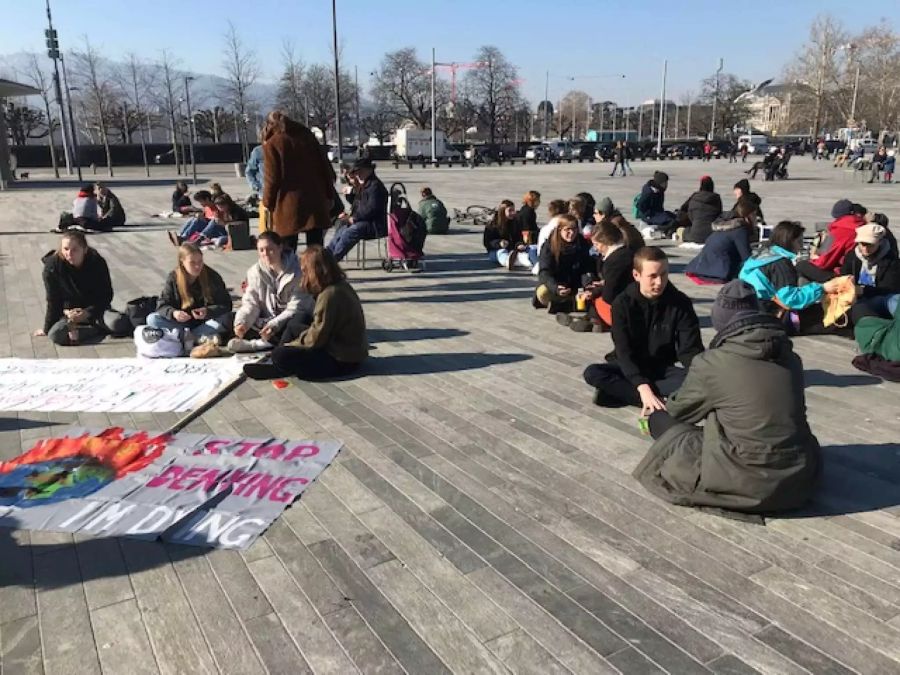 Klimademonstrierende auf dem Zürcher Sechseläutenplatz.