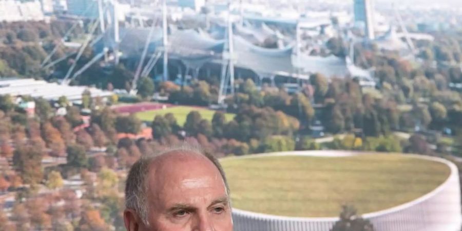 Uli Hoeness stellt den Entwurf für die neue Münchner Multifunktionssportarena (Animation an der Wand hinter ihm) vor. Foto: Peter Kneffel