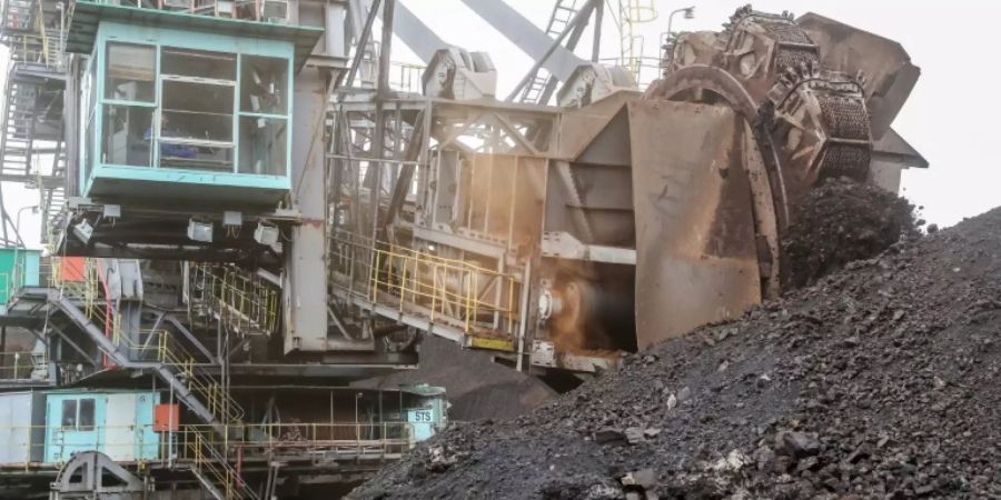 Bagger in einem Braunkohletagebau