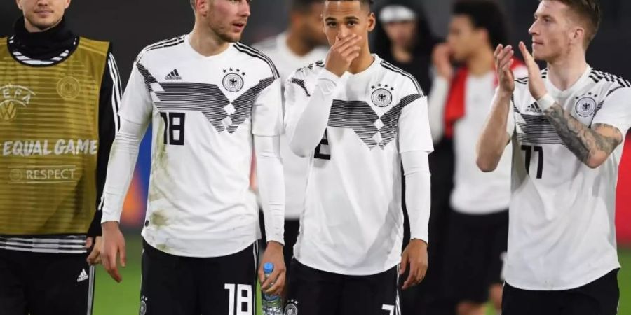 Die Nationalspieler um Niklas Stark, Leon Goretzka, Thilo Kehrer und Marco Reus (l-r) waren zum Teil unzufrieden. Foto: Swen Pförtner